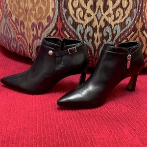 6.5 worn once, Keeshey Vince Camuto Shootie, black